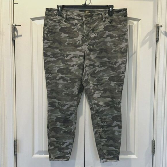 True Craft Denim - Women's True Craft Distressed Stretch Mid-Rise Skinny Camo Jeans Size 18
